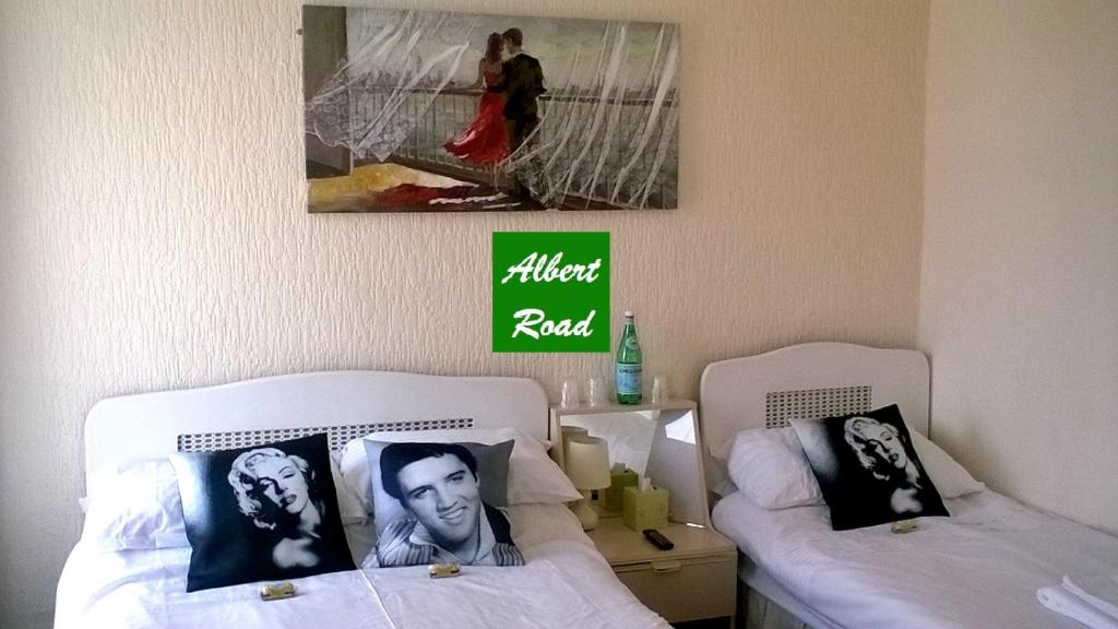 布莱克浦The Albert Hotel Near Winter Gardens的一间设有两张床的客房,墙上挂着一张照片