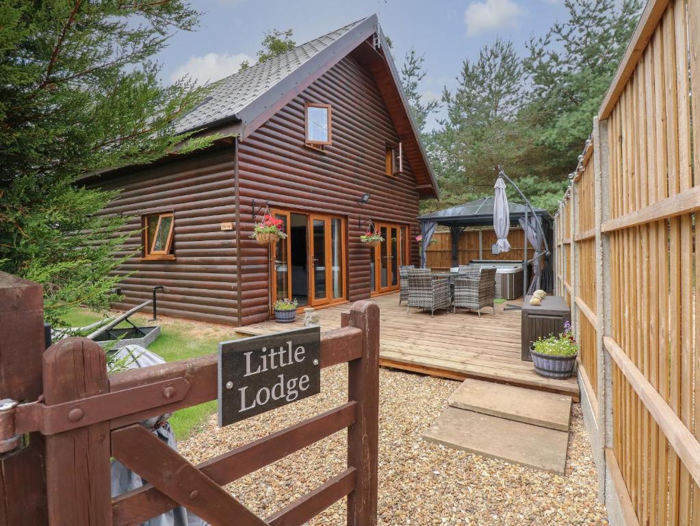 金斯林Little Lodge的小木屋设有木栅栏和小小屋