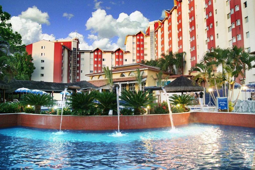 卡达斯诺瓦斯HotSprings Hotel的大楼前设有带喷泉的大型游泳池