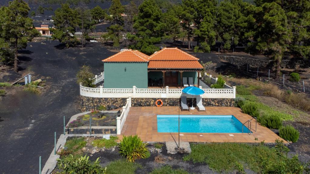 埃尔帕索Casa piscina y naturaleza en La Palma的享有带游泳池的房屋的空中景致