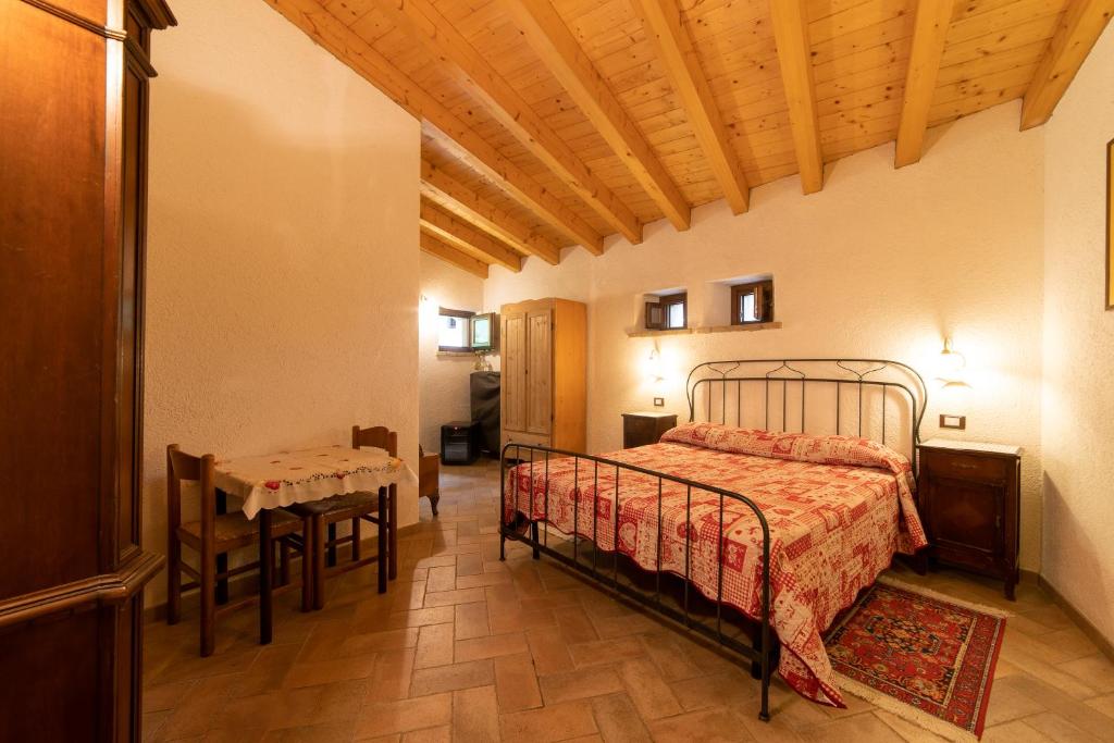 加尔尼亚诺彼得潘住宿加早餐酒店的卧室配有一张床和一张桌子