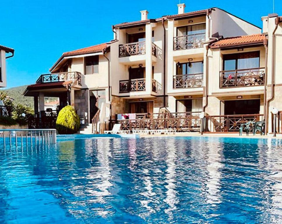 阳光海滩Dream Villa in Imperial Heights Villas的大楼前设有游泳池的酒店