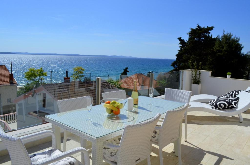 扎达尔Villa Zadar Superior的海景露台配有桌椅