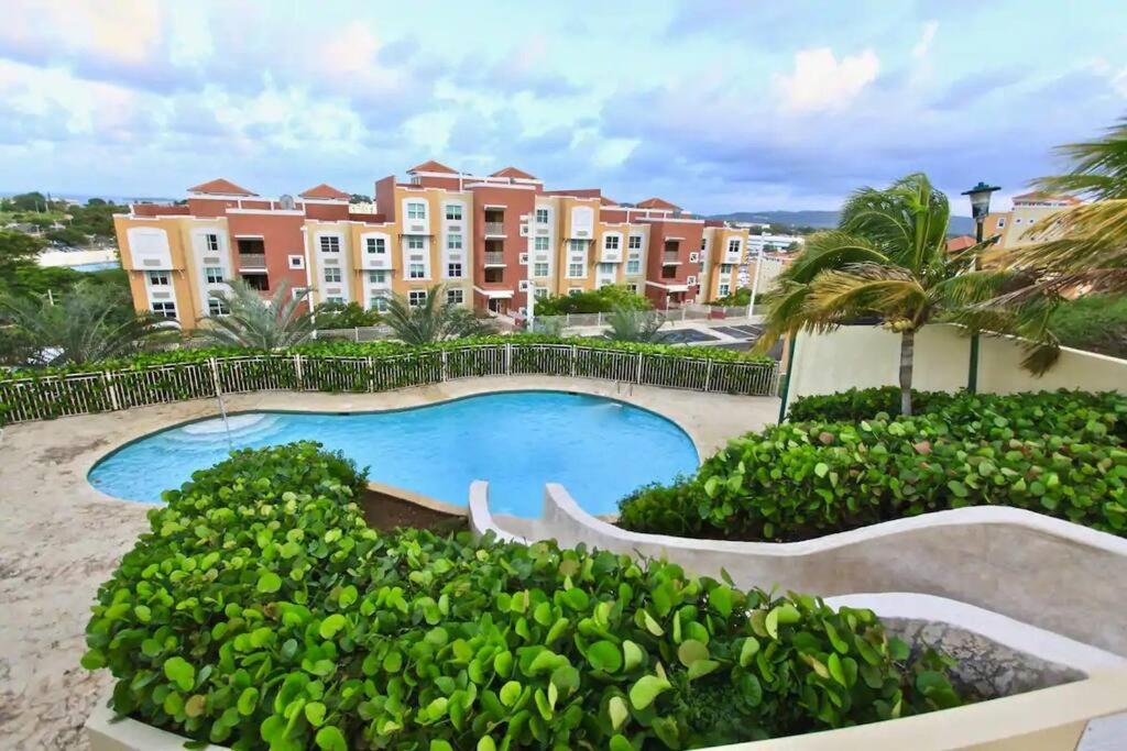 法哈多506 Ocean & Marina Views 3 Bedroom 2 Bathroom Lux的享有带游泳池的度假村景致