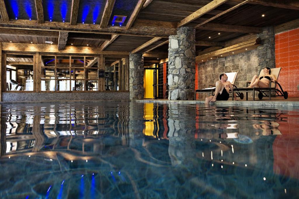 蒂涅内瓦达CGH Spas公寓式酒店的两个女人坐在游泳池里