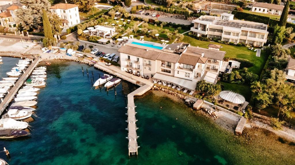 圣费利切德尔贝纳科Bella Hotel & Restaurant with private dock for mooring boats的享有码头的空中景色,在水中划船