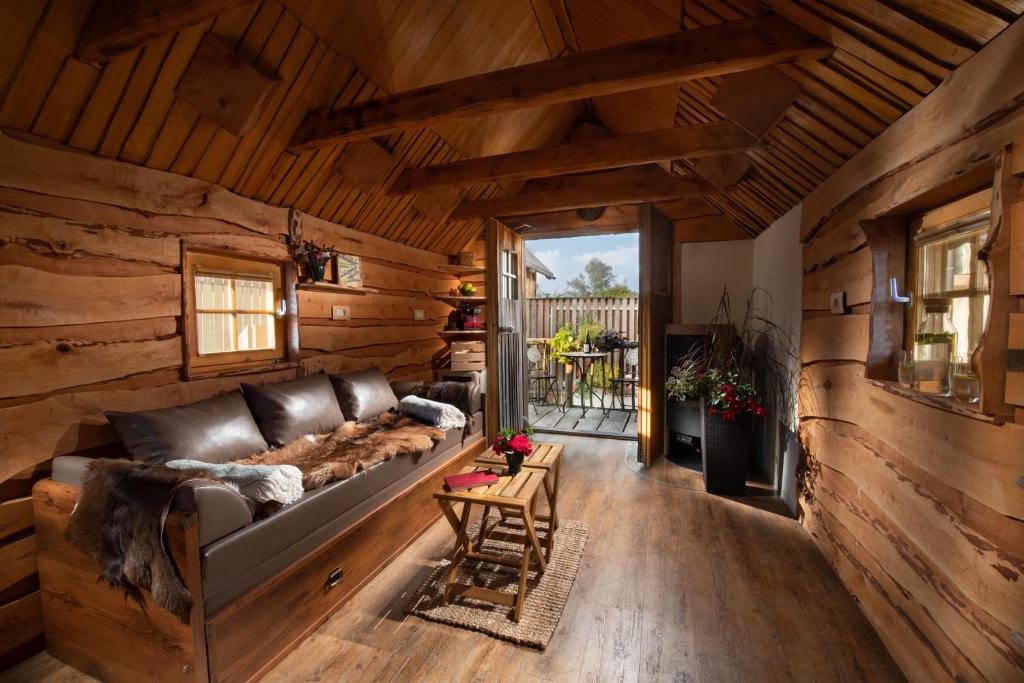 卢布尔雅那比奥图努里亚公寓的小木屋内带真皮沙发的客厅