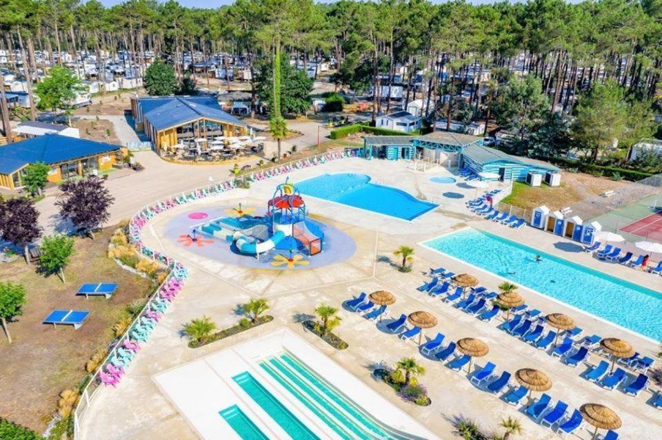 波讷地区圣朱利安Plage de Contis, Camping SIBLU 3*, parc aquatique, piscines chauffées.的享有度假村游泳池的顶部景致