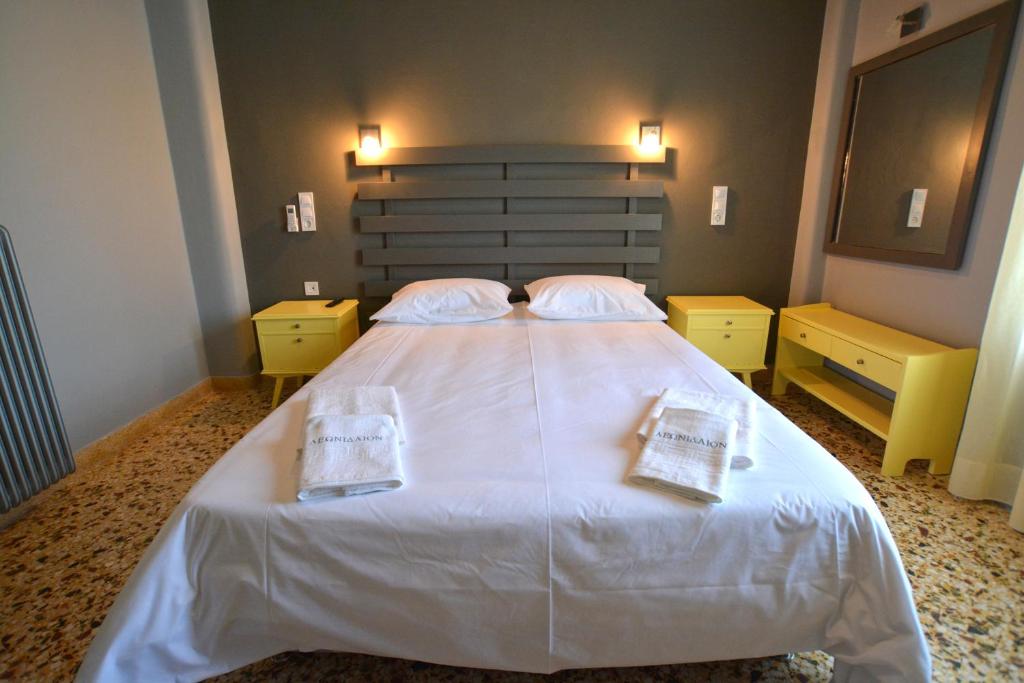 奥林匹亚莱尼达奥旅馆的一间卧室配有一张大床和两条毛巾