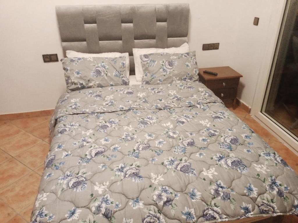 迈尔提勒Miradore golfe的一张带蓝色和白色棉被和枕头的床