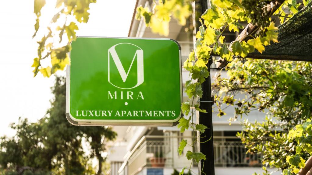 帕拉利亚狄奥尼索MIRA LUXURY APARTMENTS的绿色标志读取豪华公寓