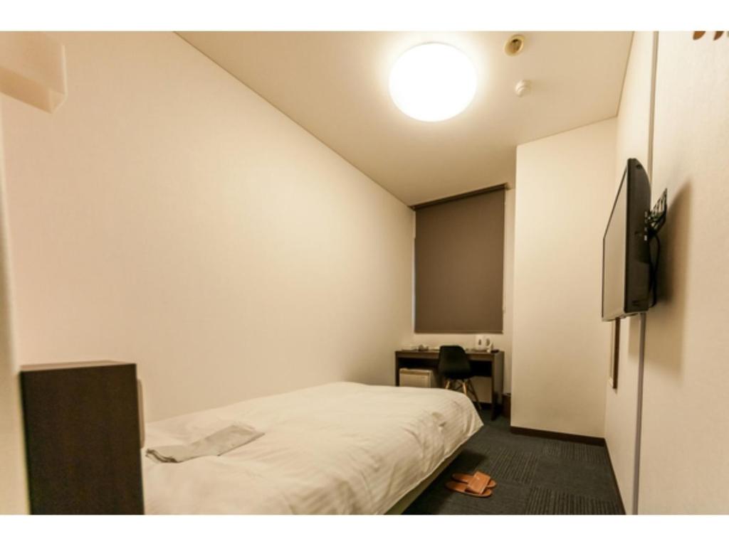 增田Mizuho Inn Iwami Masuda - Vacation STAY 17362v的小房间设有一张床和一张桌子