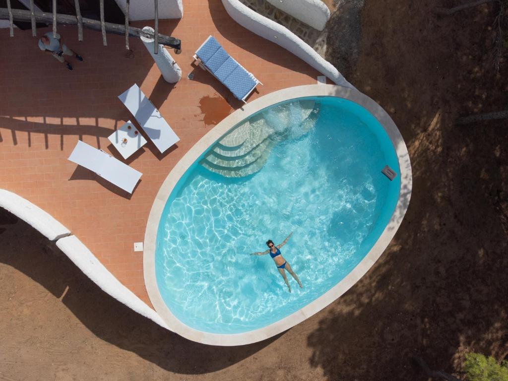 皮诺港Villa Eliana sul Mare的游泳池内人头顶的景色