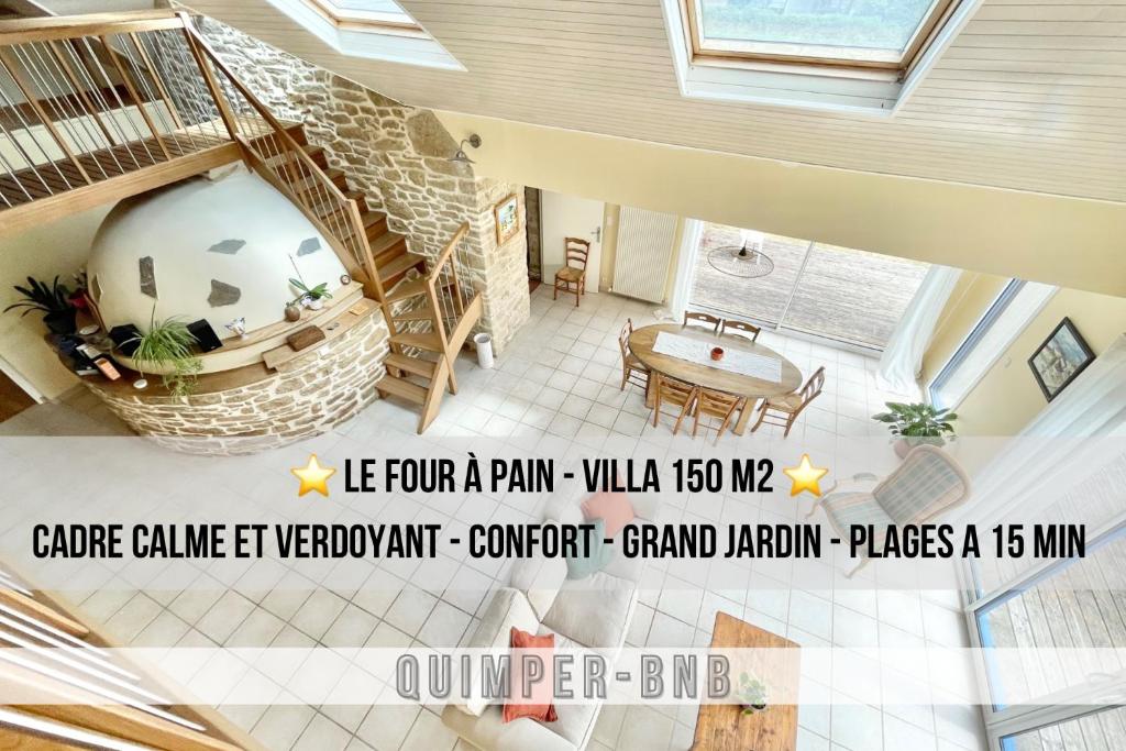 普吕居方LE FOUR A PAIN - Campagne entre Plages et Quimper的享有带餐桌的客厅的景色