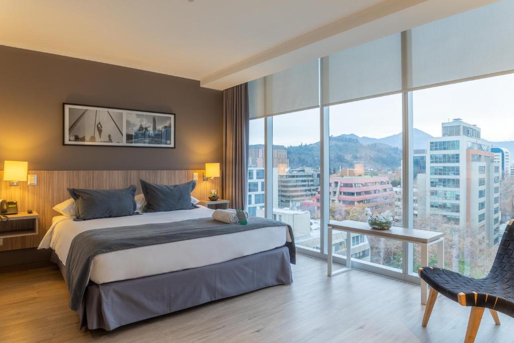 圣地亚哥Hotel Capital Bellet的酒店客房设有一张床和一个大窗户