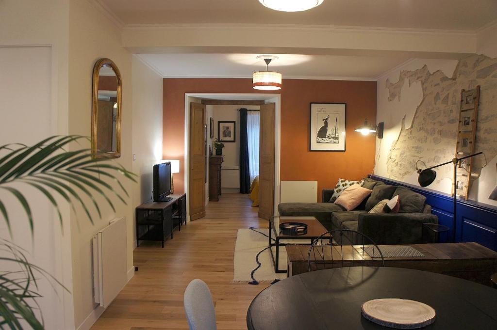 坎佩尔Les Appartements du 31 - Centre Ville - 2è étage - 50 m2的客厅配有沙发和桌子