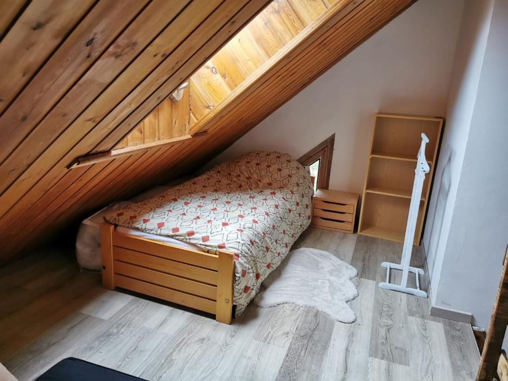 乌弗奈特弗斯Appartement Chalet Pra Loup的一间小卧室,阁楼上配有一张床