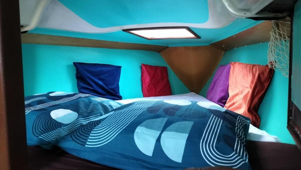 格吕桑Bateau Voilier « Brenus lll »的露营车内的卧室,里面配有一张床