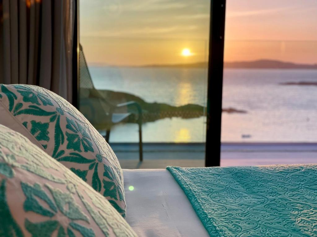 阿兰扎达德风阿苏尔酒店的客房享有海洋和日落美景。