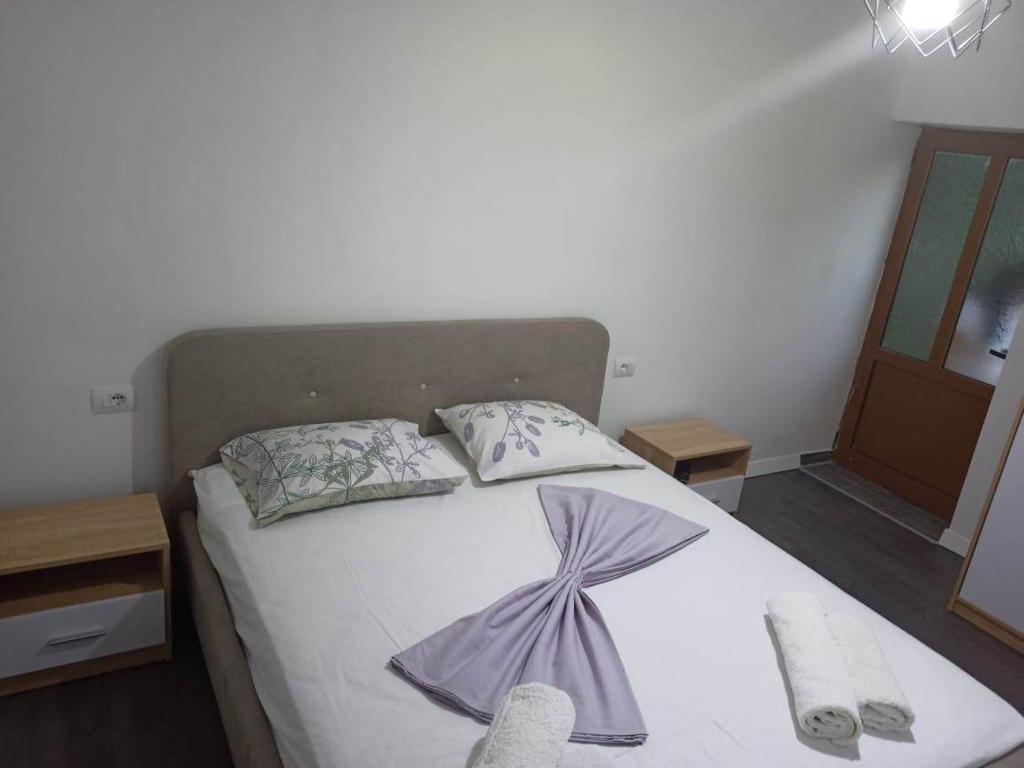 波格拉德茨Kristina Mitllari 1的一间卧室配有一张带两个枕头的床