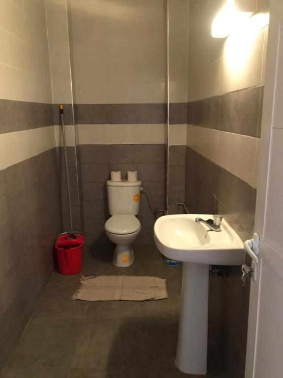 西迪伊夫尼Sidi Ifni的一间带卫生间和水槽的浴室