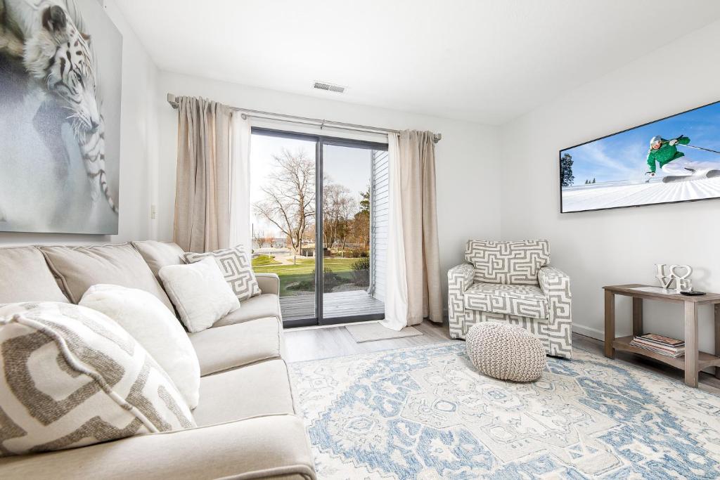 特拉弗斯城Gorgeous 2 Bedroom Lake View Condo的白色的客厅配有沙发和椅子