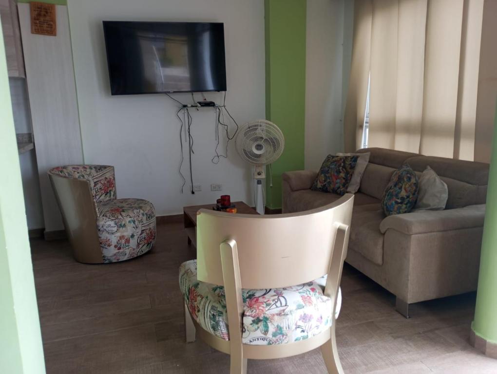 基布多Beautiful & Central Penthouse in Quibdó的客厅配有沙发和椅子