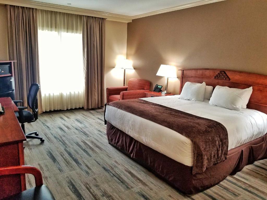 Smith River幸运7赌场酒店（好万克山林小屋）的酒店客房设有一张大床和一张书桌。