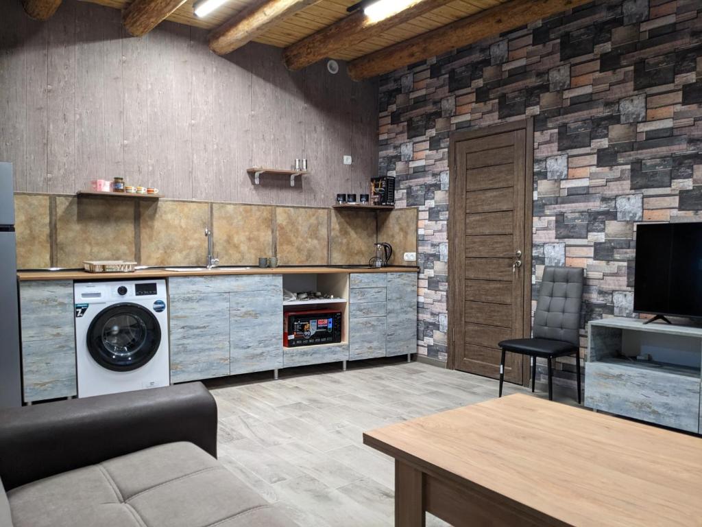 久姆里Sundukyan Apartments的一间厨房,在房间内配有洗衣机和烘干机