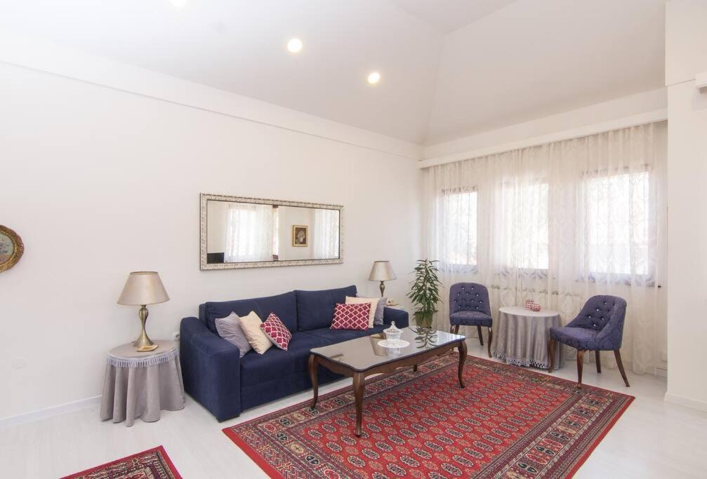 维索科Apartment ADA的客厅配有蓝色的沙发和桌子