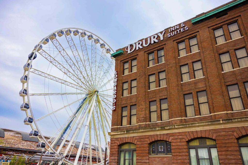圣路易斯Drury Inn and Suites St Louis Union Station的建筑物前方的大摩天轮