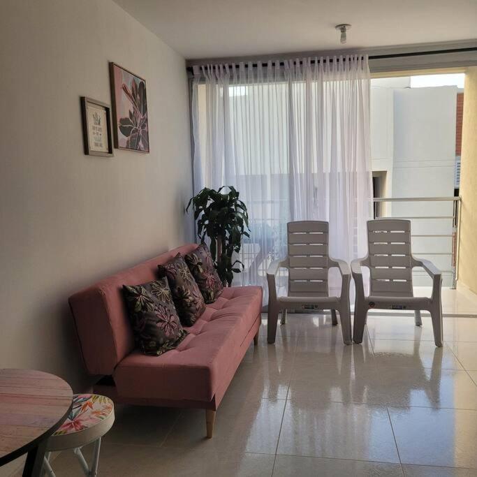 辛塞莱霍Apartamento Tranquilo para Descansar的客厅配有沙发、椅子和桌子