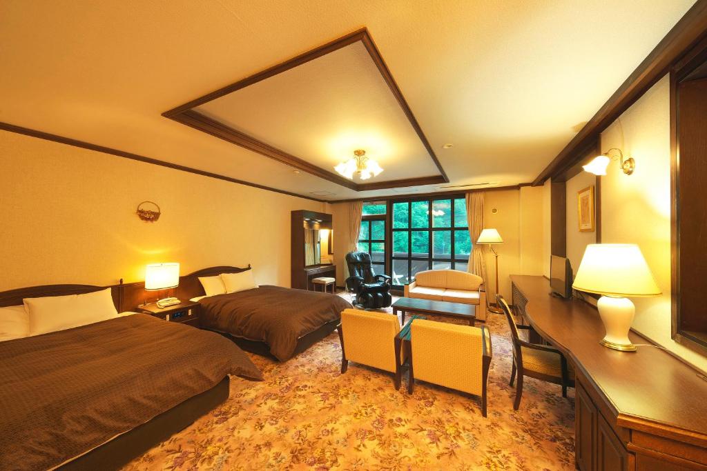 高山穗高酒店的酒店客房配有两张床和一张书桌