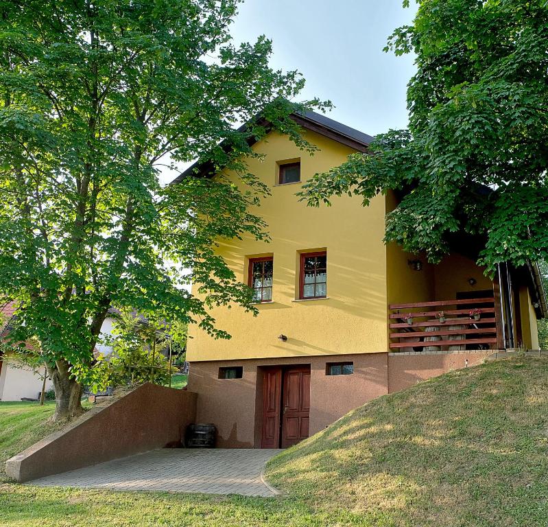 杜布罗夫尼克Počitniška hiša Car的前面有一棵树的黄色房子