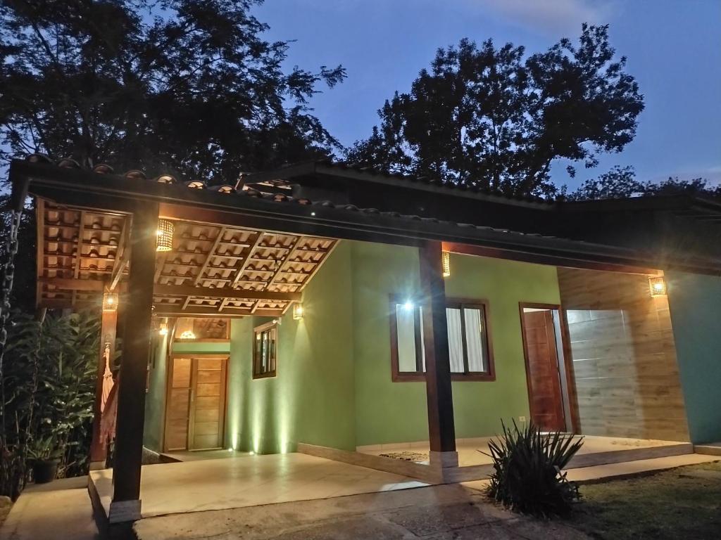 乌巴图巴CASA PRUMIRIM的夜晚有绿色外墙的小房子