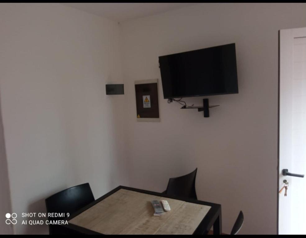 雷希纳镇Departamento Chacra的一间设有桌子的房间和墙上的电视
