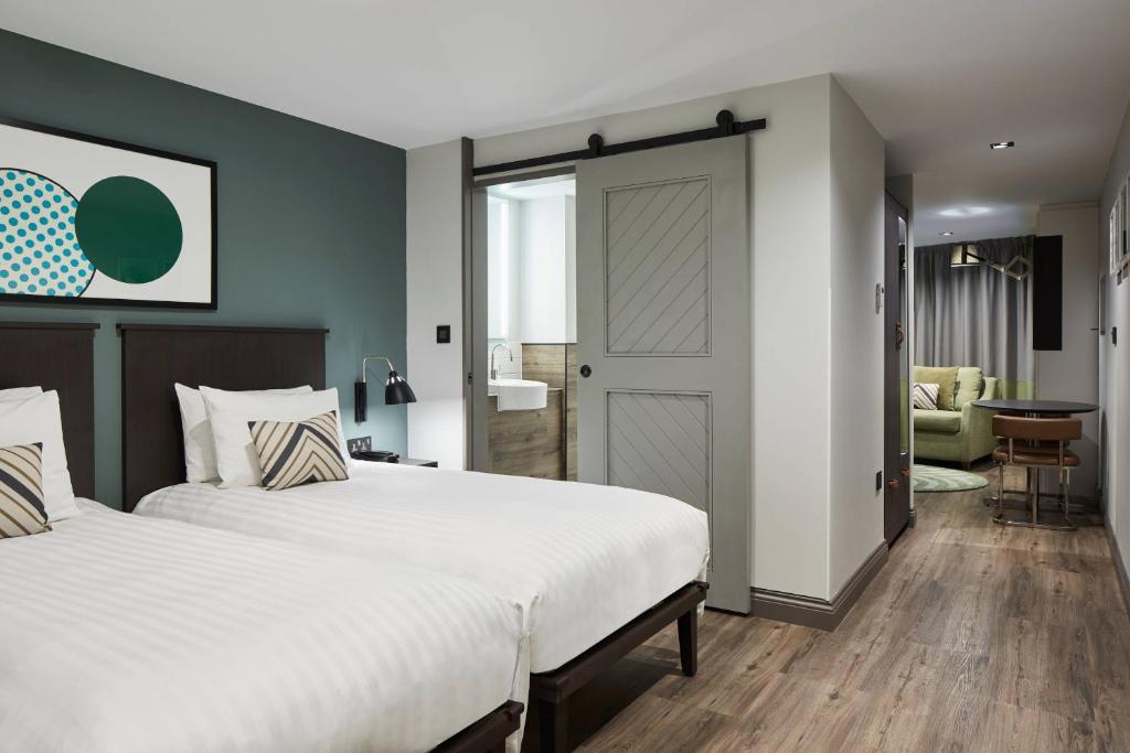 伦敦Residence Inn by Marriott London Tower Bridge的一间带大床的卧室和一间客厅
