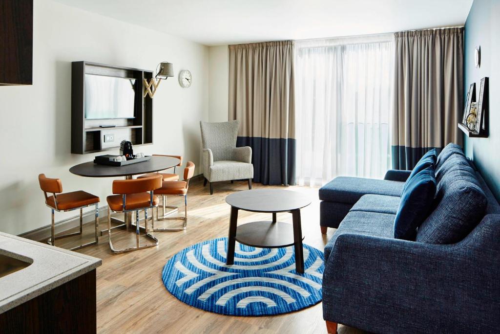 伦敦本地伦敦桥酒店的客厅配有蓝色的沙发和桌子