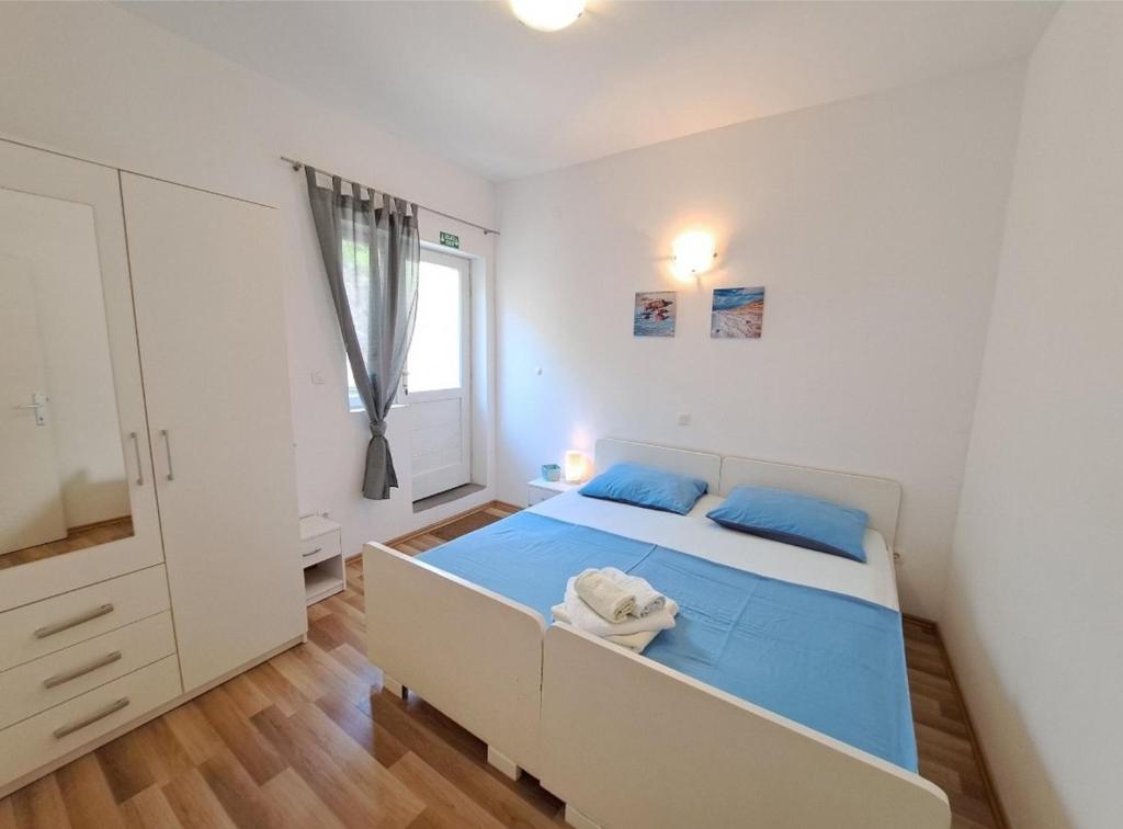 伊格拉恩Seaside holiday house Igrane, Makarska - 21577的一间小卧室,配有床和窗户