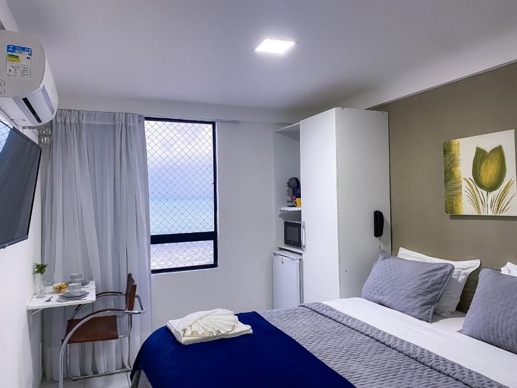 纳塔尔Acomodação aconchegante à beira- mar的一间小卧室,配有床和窗户