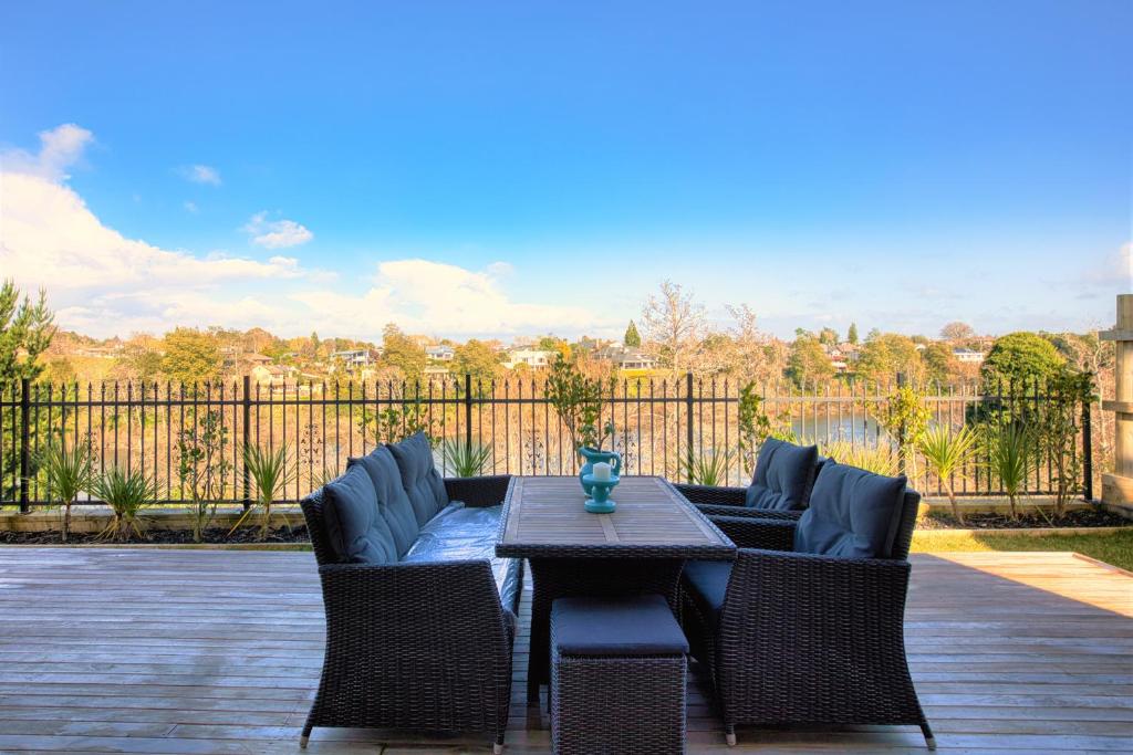 汉密尔顿Wonderful River View-Brand New Home - 4 Bedrooms的一个带桌椅和围栏的庭院