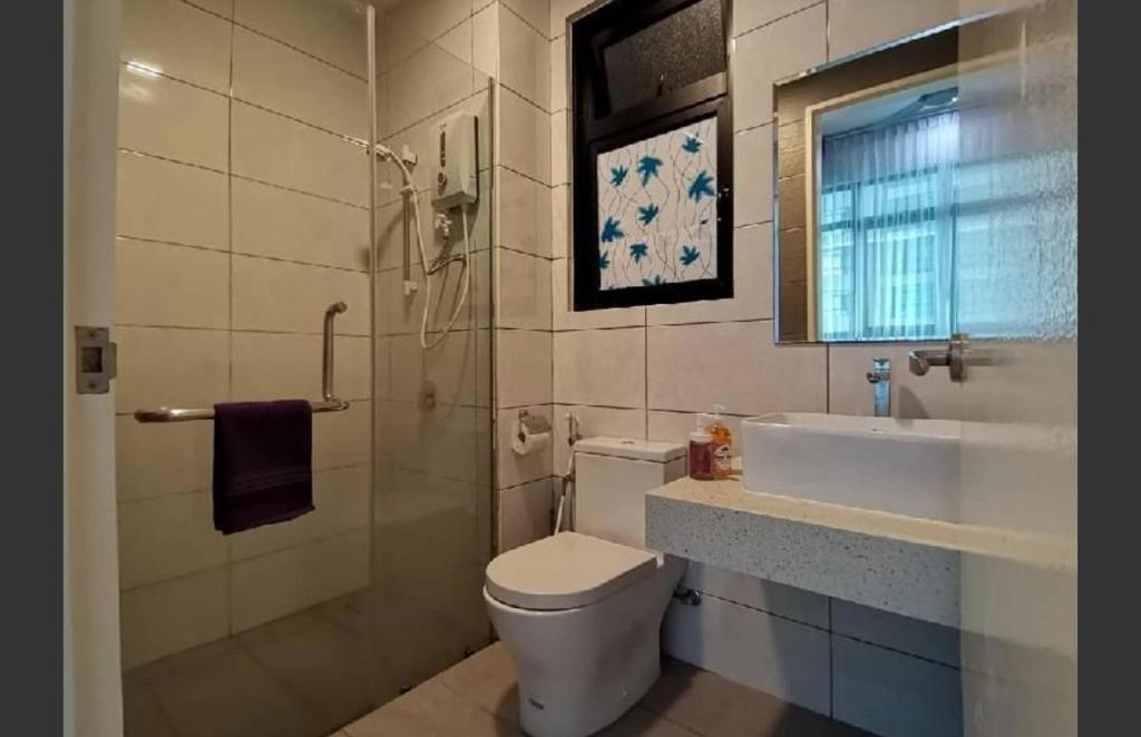 普特拉贾亚Conezion Residence Putrajaya WiFi Netflix的一间带卫生间和水槽的浴室