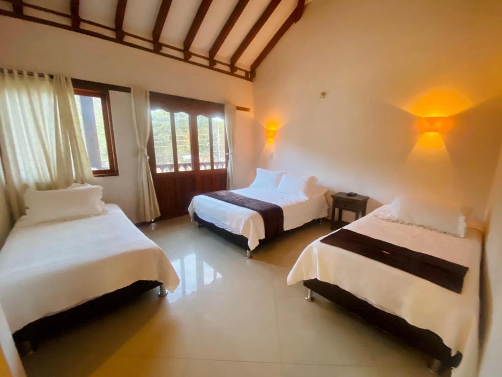 莱瓦镇Hotel Oasis de la villa的一间卧室,配有两张床