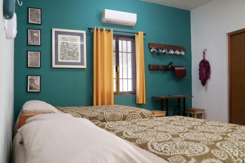 坎佩切Habitacion Azul / Casa del Café的一间卧室设有一张床和绿色的墙壁