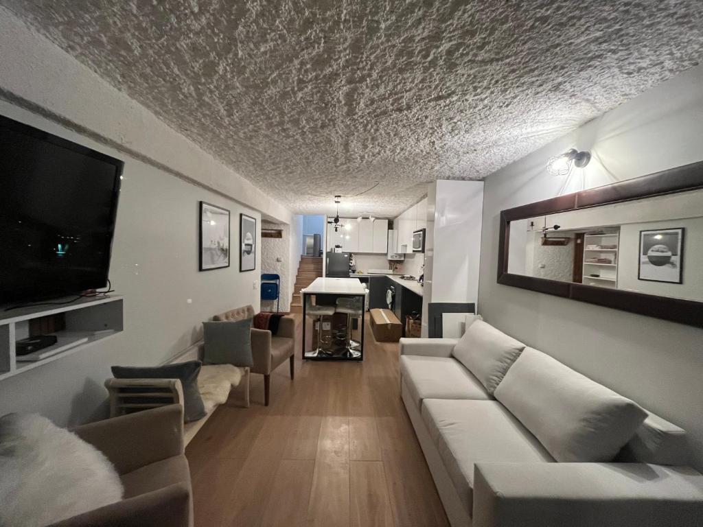 El ColoradoSki in-out Apartment in El Colorado的客厅配有白色沙发和电视