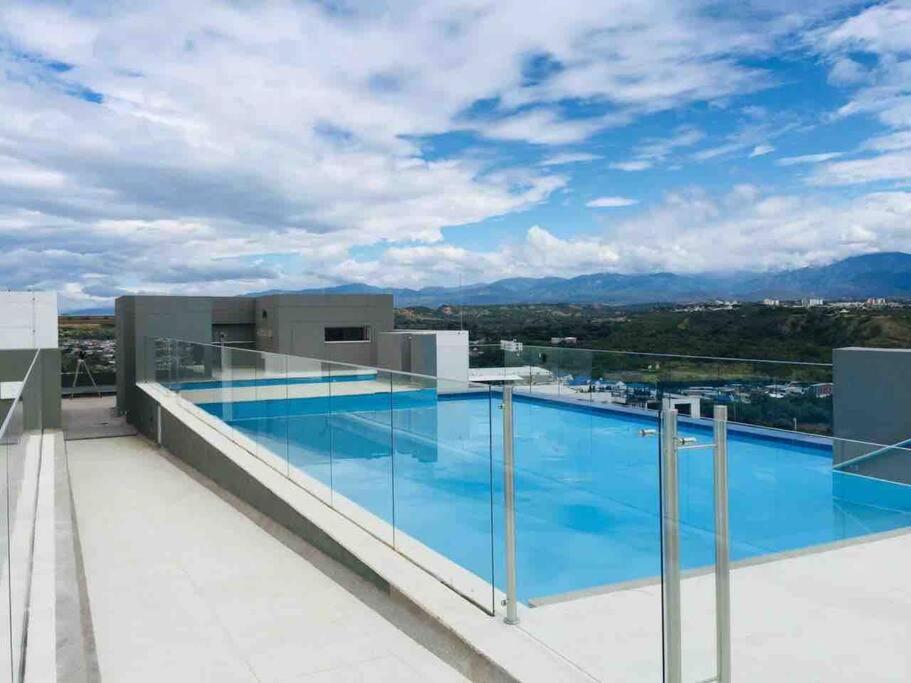 内瓦Apartamento en exclusivo lugar de Neiva的房屋屋顶上的大型游泳池