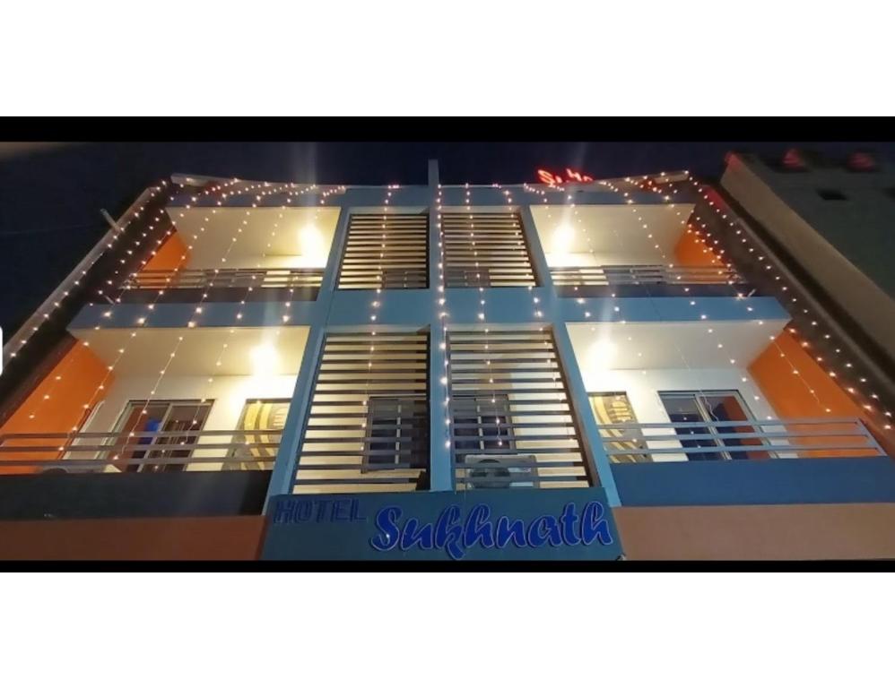 索姆纳特Hotel Sukhnath, Somnath的一张建筑照片,上面有灯