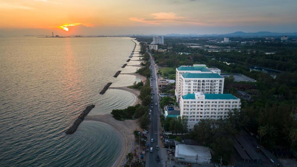 罗勇坎塔瑞海湾罗勇服务公寓式酒店的日落时分海滩空中景致