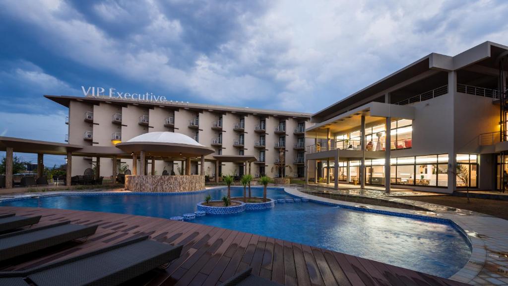 太特太特行政VIP酒店的大楼前设有游泳池的酒店