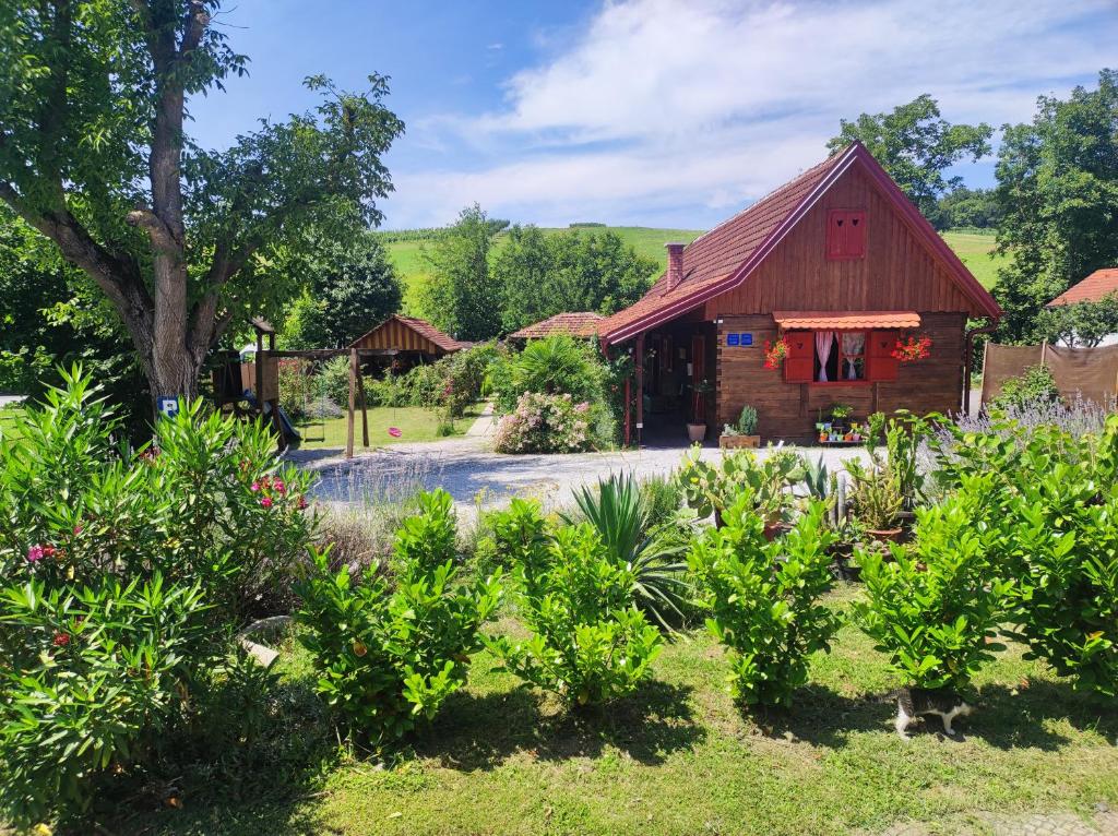 克拉皮纳Pod orehom drvena kuća i sauna的前面有植物的谷仓